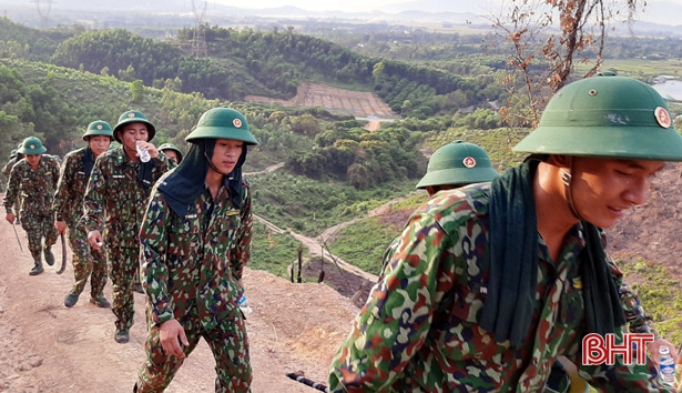 50 cán bộ, chiến sỹ Biên phòng Hà Tĩnh nỗ lực cứu rừng thông bị cháy