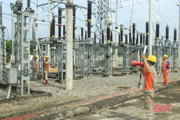 Điện lực Hương Sơn phun nước rửa Trạm Biến áp 110KV