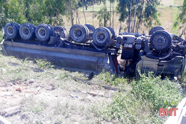 Va chạm liên hoàn, xe tải đâm xuyên rào chắn rồi “chỏng vó” ven đường