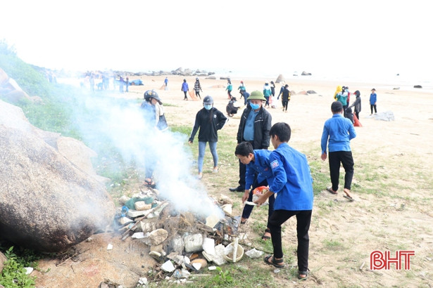 Hơn 300 ĐVTN huyện Kỳ Anh ra quân vệ sinh môi trường biển