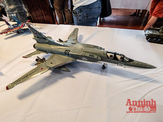 Choáng ngợp những khí tài quân sự do người đam mê mô hình ở Hà Nội lắp ráp, chế tạo