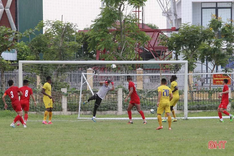 Xem Hồng Lĩnh Hà Tĩnh đá với Sông Lam Nghệ An trên sân vận động huyện