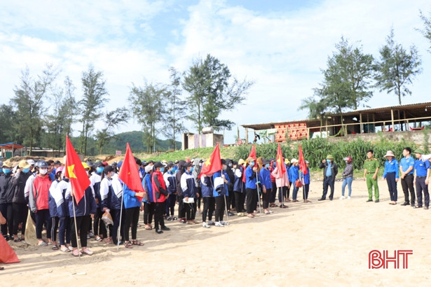 Hơn 300 ĐVTN huyện Kỳ Anh ra quân vệ sinh môi trường biển
