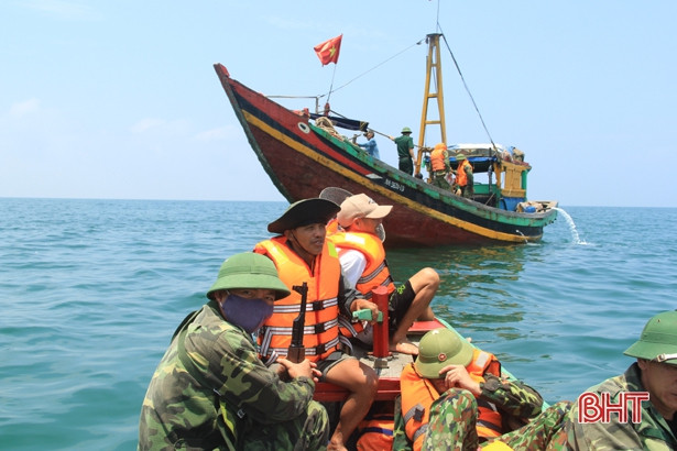 Theo bộ đội biên phòng truy bắt tàu giã cào trên vùng biển Hà Tĩnh