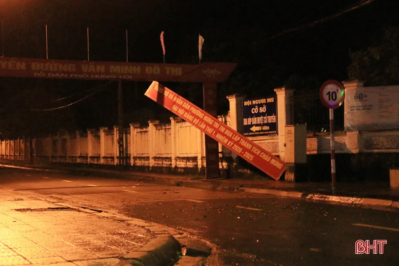 Tố lốc trong đêm “quật ngã” nhiều cây xanh, bay biển quảng cáo ở thị xã Kỳ Anh