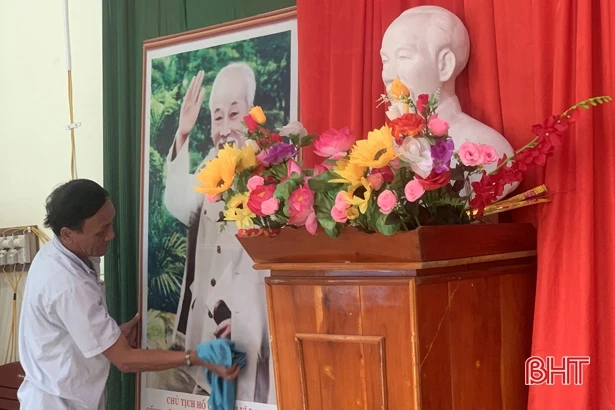 Người dân Hà Tĩnh tưởng nhớ Bác Hồ dịp 130 năm ngày sinh của Người