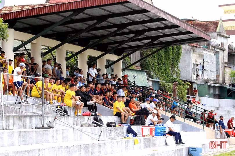 Xem Hồng Lĩnh Hà Tĩnh đá với Sông Lam Nghệ An trên sân vận động huyện