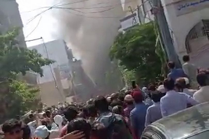 Máy bay Pakistan chở trên 100 người rơi tại Karachi