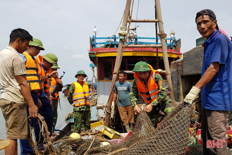 BĐBP Hà Tĩnh tiếp tục bắt giữ cặp tàu công suất lớn khai thác hải sản tận diệt bằng giã cào