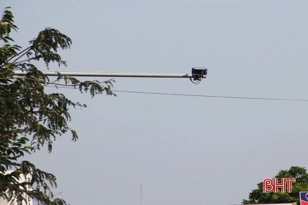 Đèn tín hiệu “ngủ quên”, xe cộ “giành giật” nhau tại ngã tư ở Can Lộc