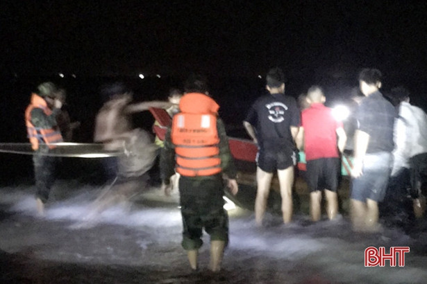 Biên phòng Hà Tĩnh cứu sống 7 thuyền viên bị sóng đánh chìm trên biển