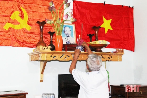 Người dân Hà Tĩnh tưởng nhớ Bác Hồ dịp 130 năm ngày sinh của Người