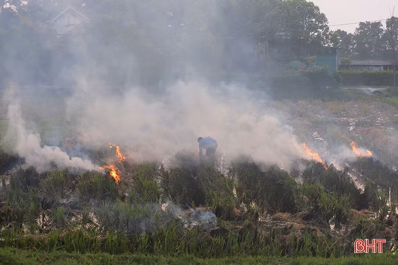 Khói rơm mù mịt cản trở giao thông trên tuyến đường vừa rộng vừa đẹp của TP Hà Tĩnh