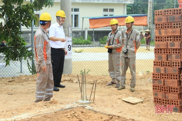 Điện lực Hương Sơn phun nước rửa Trạm Biến áp 110KV