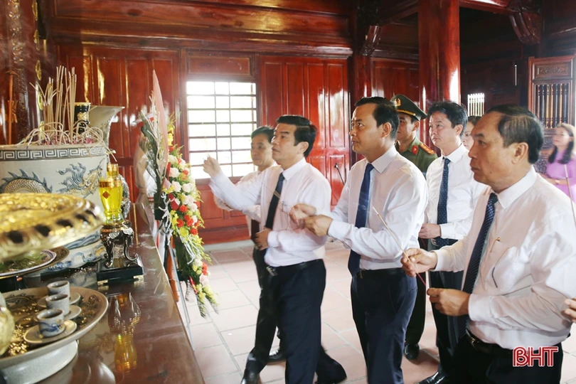 Lãnh đạo Hà Tĩnh dâng hương tưởng niệm Chủ tịch Hồ Chí Minh nhân kỷ niệm 130 năm ngày sinh của Người