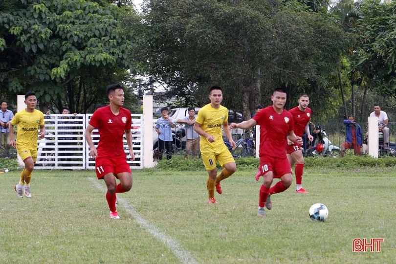 Xem Hồng Lĩnh Hà Tĩnh đá với Sông Lam Nghệ An trên sân vận động huyện