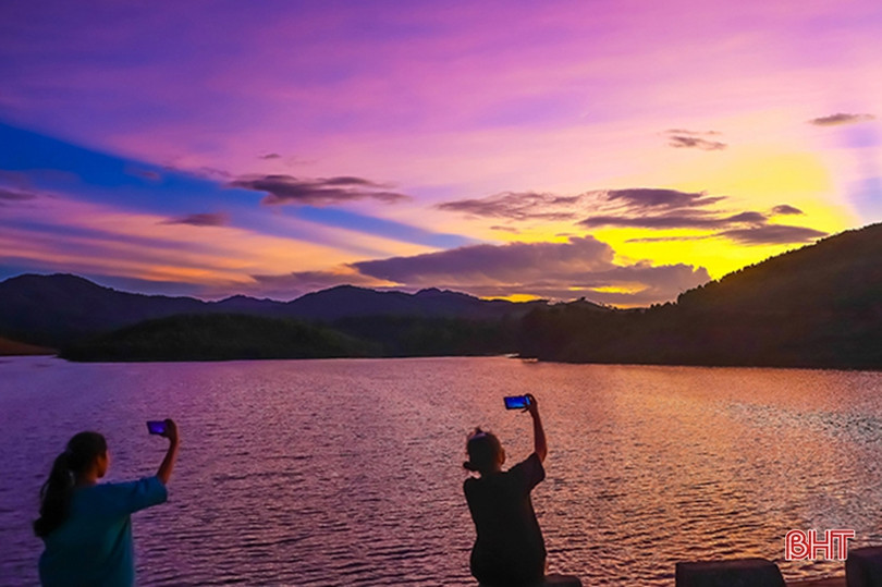 Ngắm hoàng hôn mùa hạ ở phố núi Hà Tĩnh