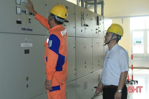 Điện lực Hương Sơn phun nước rửa Trạm Biến áp 110KV