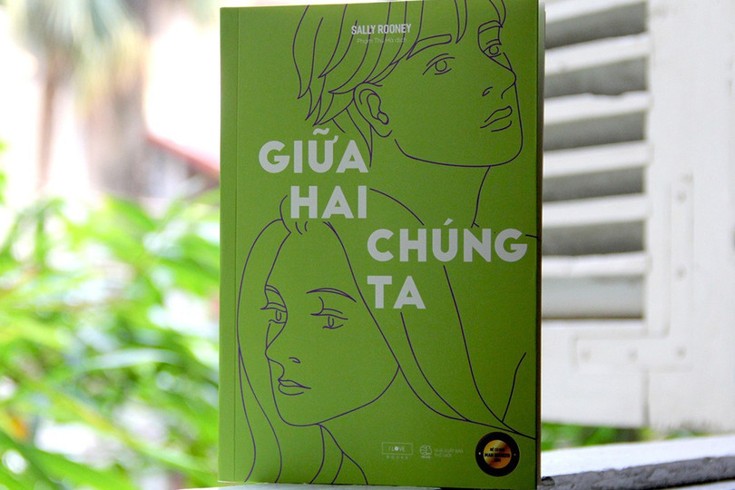 Bìa sách Giữa hai chúng ta . Ảnh: Fahasa. ‘Giữa hai chúng ta’ hay thanh xuân nghiệt ngã của thế hệ lo âu?