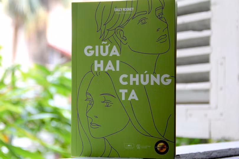 Bìa sách Giữa hai chúng ta . Ảnh: Fahasa. ‘Giữa hai chúng ta’ hay thanh xuân nghiệt ngã của thế hệ lo âu?