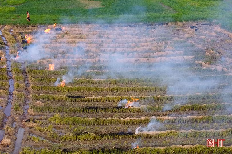 Khói rơm mù mịt cản trở giao thông trên tuyến đường vừa rộng vừa đẹp của TP Hà Tĩnh