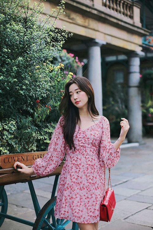 Váy hoa nhí tôn nét dịu dàng cho phái đẹp khi xuống phố