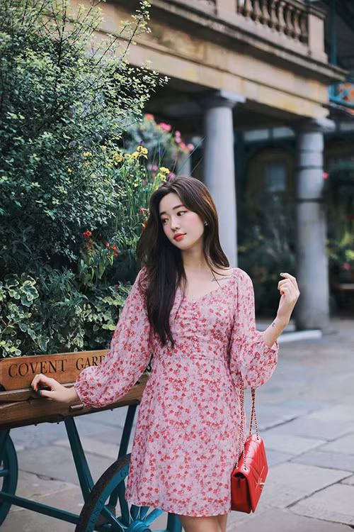 Váy hoa nhí tôn nét dịu dàng cho phái đẹp khi xuống phố
