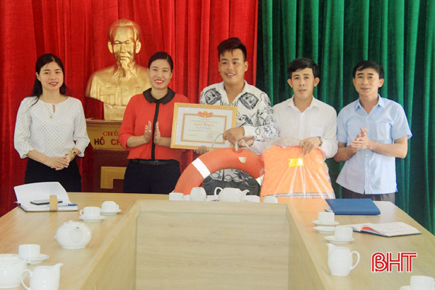 Sáng 19/5, lãnh đạo xã Xuân Liên đã trao giấy khen cho anh Lê Văn Thắng - người có công cứu hộ và đưa vào bờ 3 thuyền cá bị dông lốc đánh chìm; hỗ trợ những ngư dân bị chìm thuyền mỗi người 500 nghìn đồng. Sự quan tâm, động viên sẻ chia kịp thời của chính quyền địa phương đối với ngư dân như tiếp thêm nghị lực và sức mạnh cho những chuyến đi biển tiếp theo. “Người hùng” làng biển Hà Tĩnh kể chuyện vớt thuyền cá cho ngư dân trong đêm dông