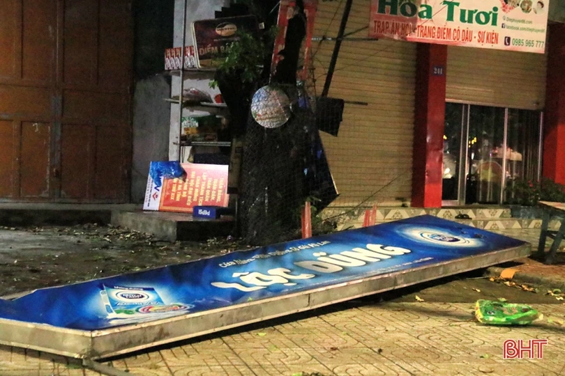 Tố lốc trong đêm “quật ngã” nhiều cây xanh, bay biển quảng cáo ở thị xã Kỳ Anh