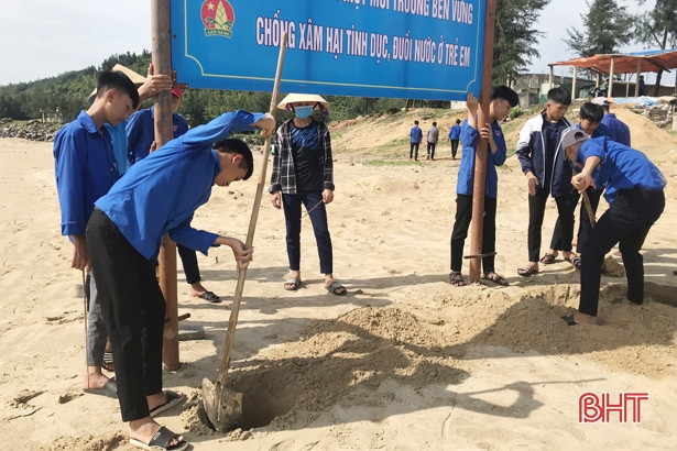 Hơn 300 ĐVTN huyện Kỳ Anh ra quân vệ sinh môi trường biển