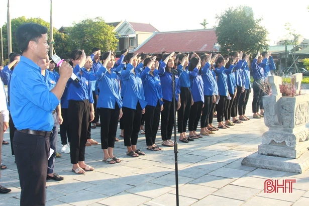 Người dân Hà Tĩnh tưởng nhớ Bác Hồ dịp 130 năm ngày sinh của Người