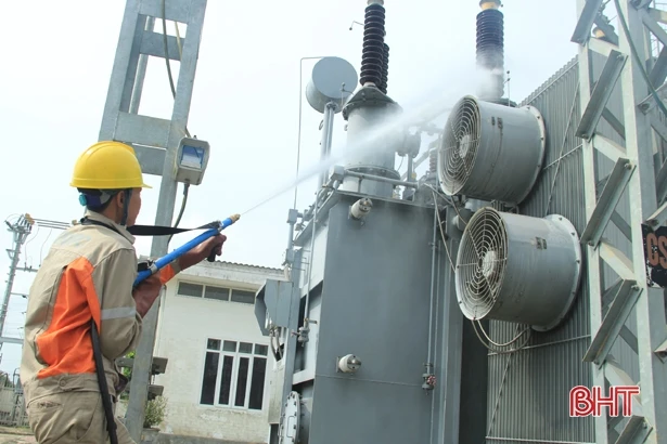 Điện lực Hương Sơn phun nước rửa Trạm Biến áp 110KV