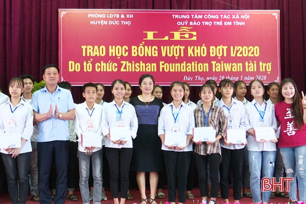 Trao 81 suất học bổng Zhishan Foundaiton cho học sinh nghèo Đức Thọ