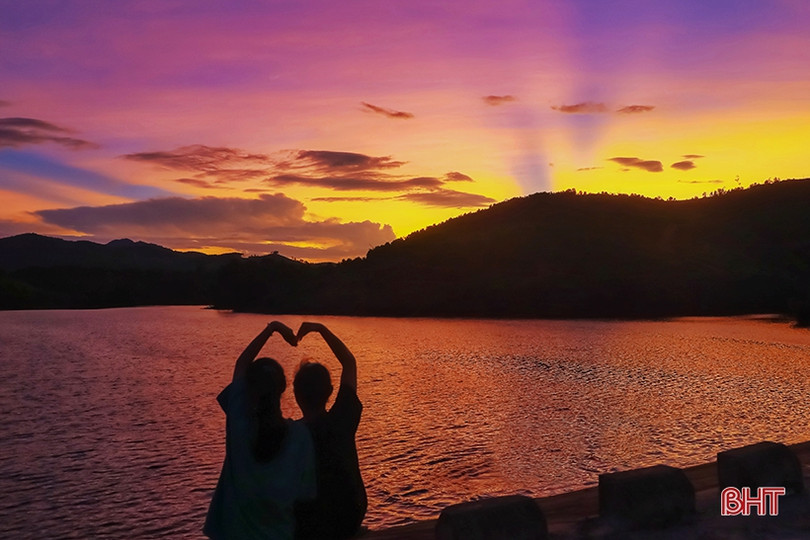 Ngắm hoàng hôn mùa hạ ở phố núi Hà Tĩnh