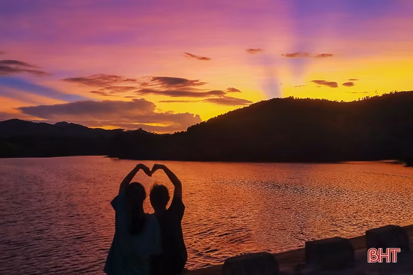 Ngắm hoàng hôn mùa hạ ở phố núi Hà Tĩnh