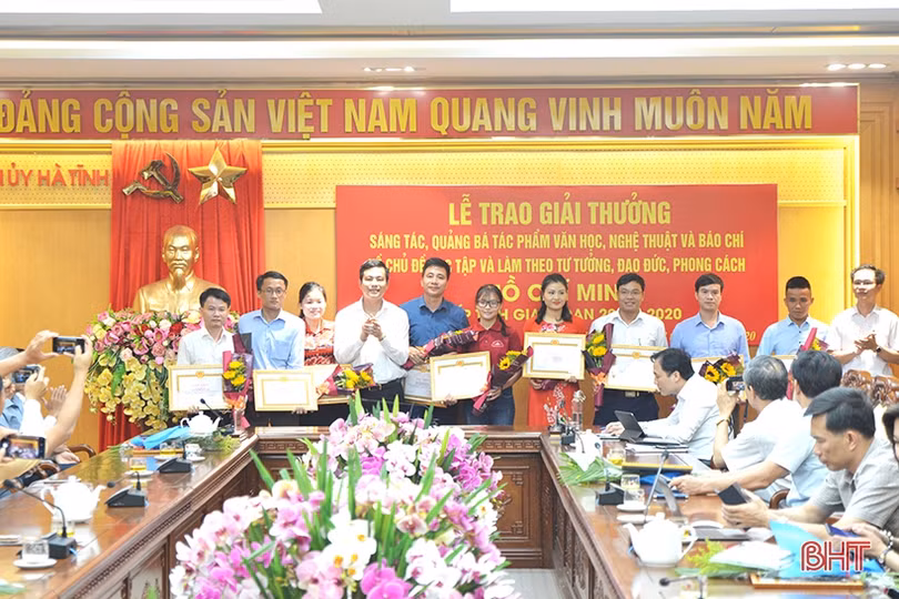 Hà Tĩnh trao 21 giải thưởng sáng tác, quảng bá về chủ đề học tập và làm theo Bác Hồ