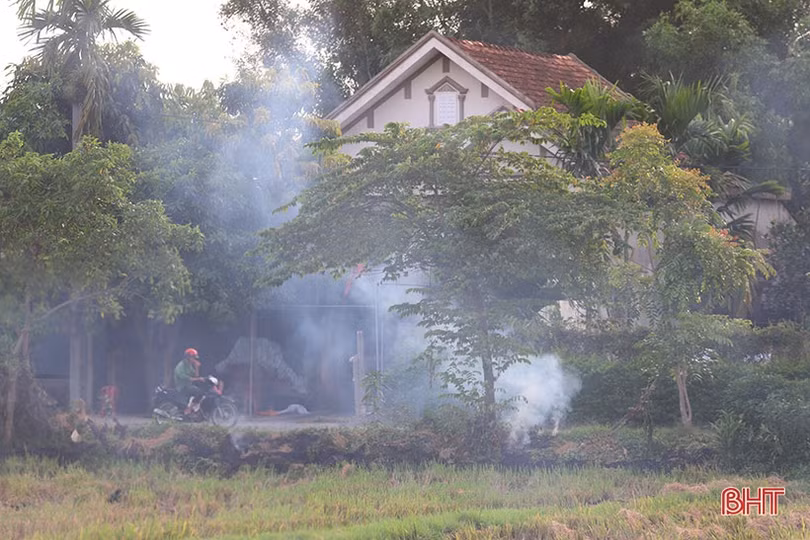Khói rơm mù mịt cản trở giao thông trên tuyến đường vừa rộng vừa đẹp của TP Hà Tĩnh