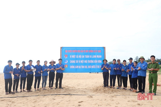 Hơn 300 ĐVTN huyện Kỳ Anh ra quân vệ sinh môi trường biển