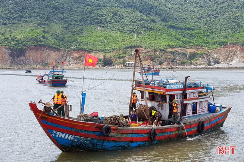 BĐBP Hà Tĩnh tiếp tục bắt giữ cặp tàu công suất lớn khai thác hải sản tận diệt bằng giã cào