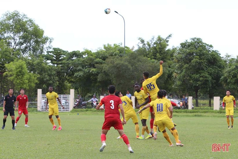 Xem Hồng Lĩnh Hà Tĩnh đá với Sông Lam Nghệ An trên sân vận động huyện