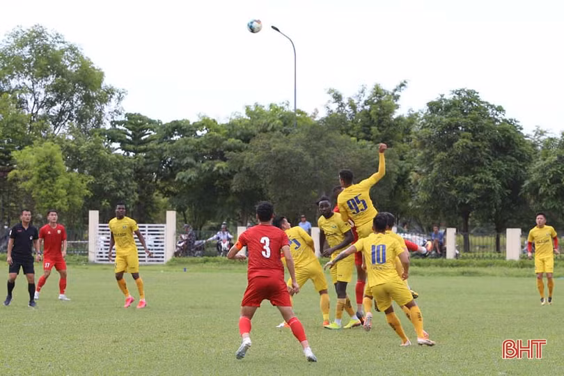 Xem Hồng Lĩnh Hà Tĩnh đá với Sông Lam Nghệ An trên sân vận động huyện