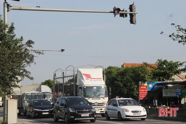 Đèn tín hiệu “ngủ quên”, xe cộ “giành giật” nhau tại ngã tư ở Can Lộc