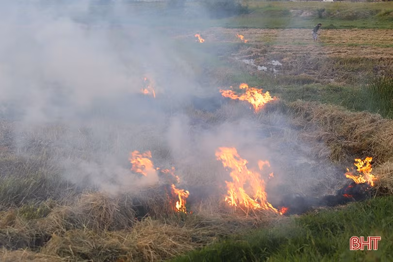Khói rơm mù mịt cản trở giao thông trên tuyến đường vừa rộng vừa đẹp của TP Hà Tĩnh