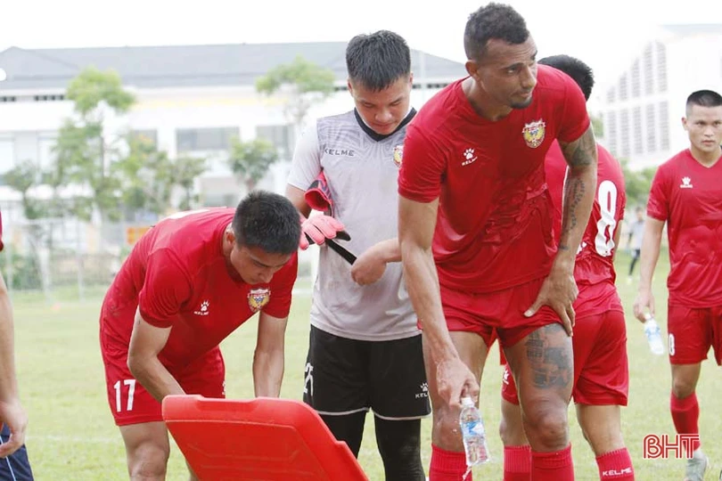 Xem Hồng Lĩnh Hà Tĩnh đá với Sông Lam Nghệ An trên sân vận động huyện