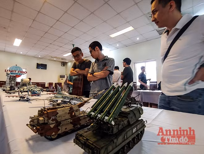 Choáng ngợp những khí tài quân sự do người đam mê mô hình ở Hà Nội lắp ráp, chế tạo