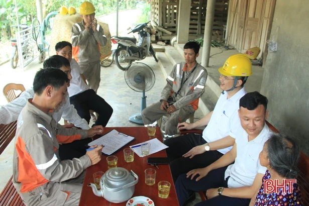 Điện lực Hương Sơn phun nước rửa Trạm Biến áp 110KV