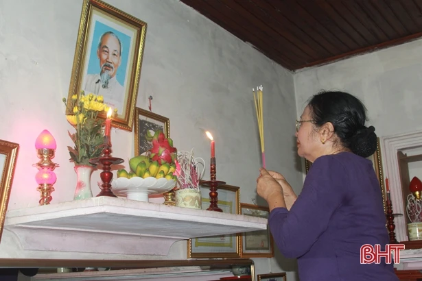 Người dân Hà Tĩnh tưởng nhớ Bác Hồ dịp 130 năm ngày sinh của Người