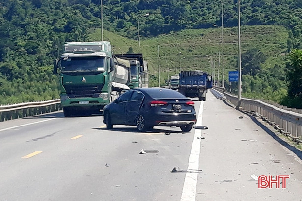 Va chạm liên hoàn, xe tải đâm xuyên rào chắn rồi “chỏng vó” ven đường