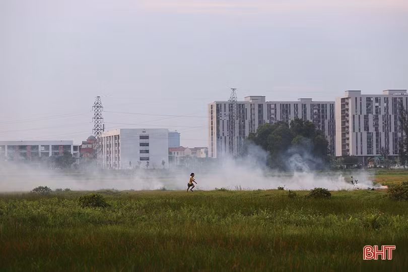 Khói rơm mù mịt cản trở giao thông trên tuyến đường vừa rộng vừa đẹp của TP Hà Tĩnh