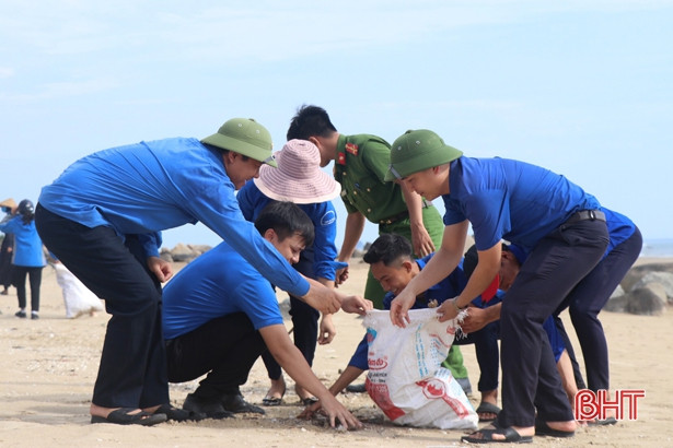 Hơn 300 ĐVTN huyện Kỳ Anh ra quân vệ sinh môi trường biển